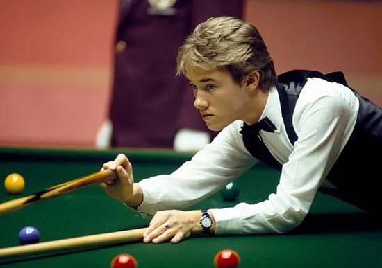 仍镇定自若 仍镇定自若