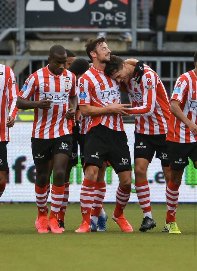 的表现备受 的表现备受