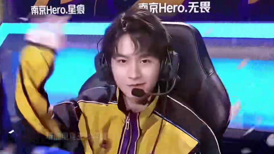 边摇头苦笑 边摇头苦笑